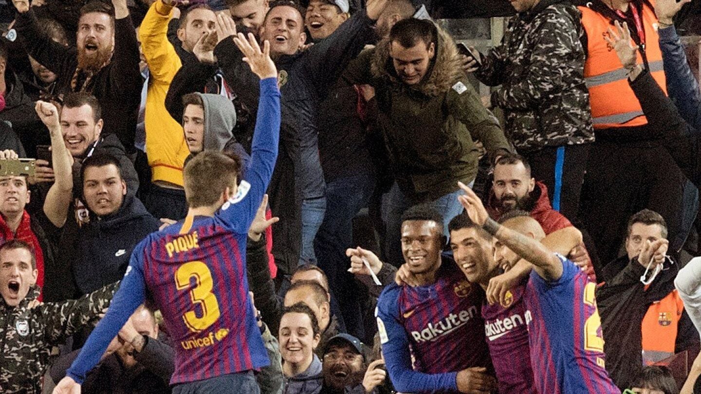 Gerard Piqu&eacute; muestra la mano tras el quinto gol al Real Madrid