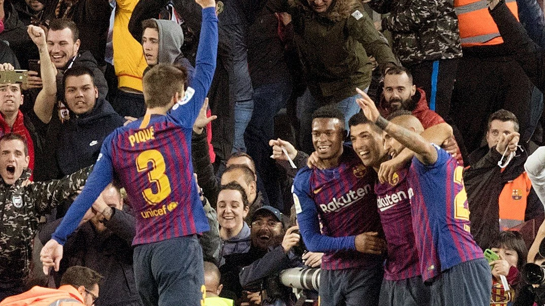 Gerard Piqué muestra la mano tras el quinto gol al Real Madrid