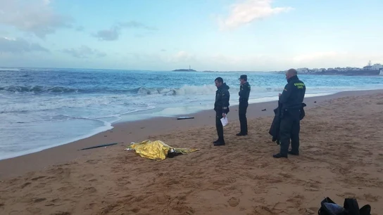 Fotografía facilitada por la Guardia Civil que muestra a agentes junto al cuerpo de uno de los inmigrantes fallecidos en la costa de Melilla Fotografía facilitada por la Guardia Civil que muestra a agentes junto al cuerpo de uno de los inmigrantes fallecidos en la costa de Melilla