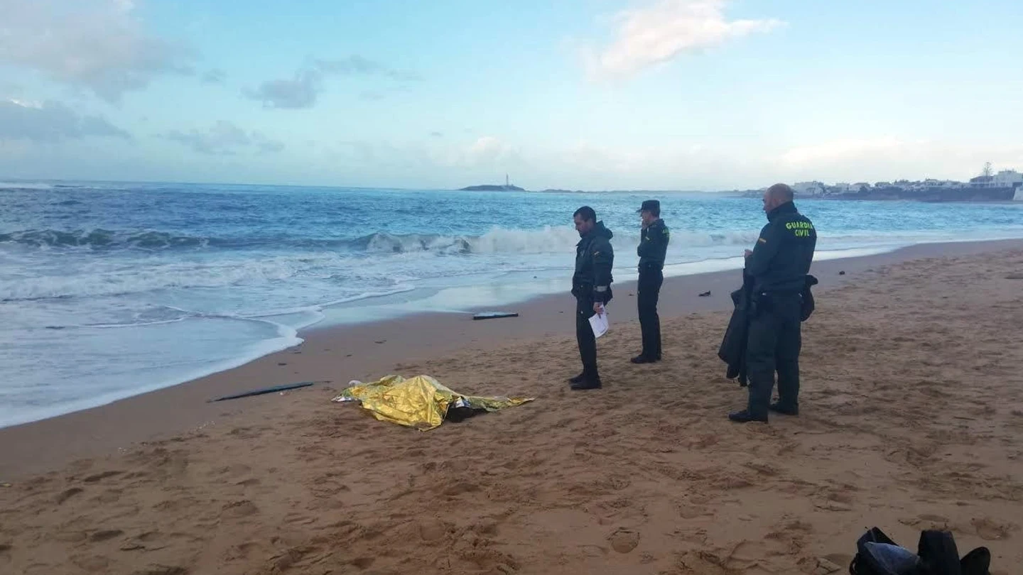 Fotografía facilitada por la Guardia Civil que muestra a agentes junto al cuerpo de uno de los inmigrantes fallecidos en la costa de Melilla Fotografía facilitada por la Guardia Civil que muestra a agentes junto al cuerpo de uno de los inmigrantes fallecidos en la costa de Melilla