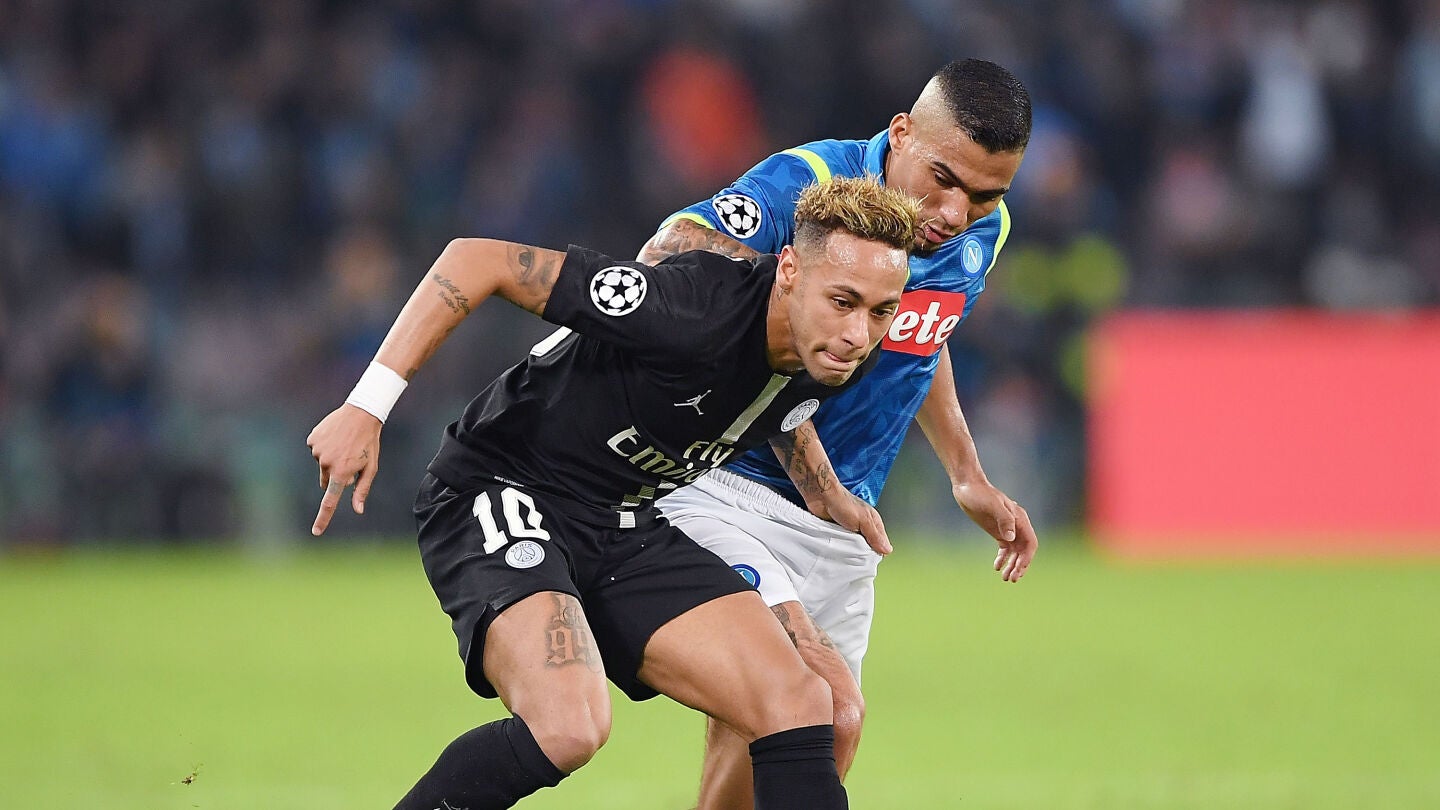 Neymar conduce el bal&oacute;n en el partido contra el N&aacute;poles