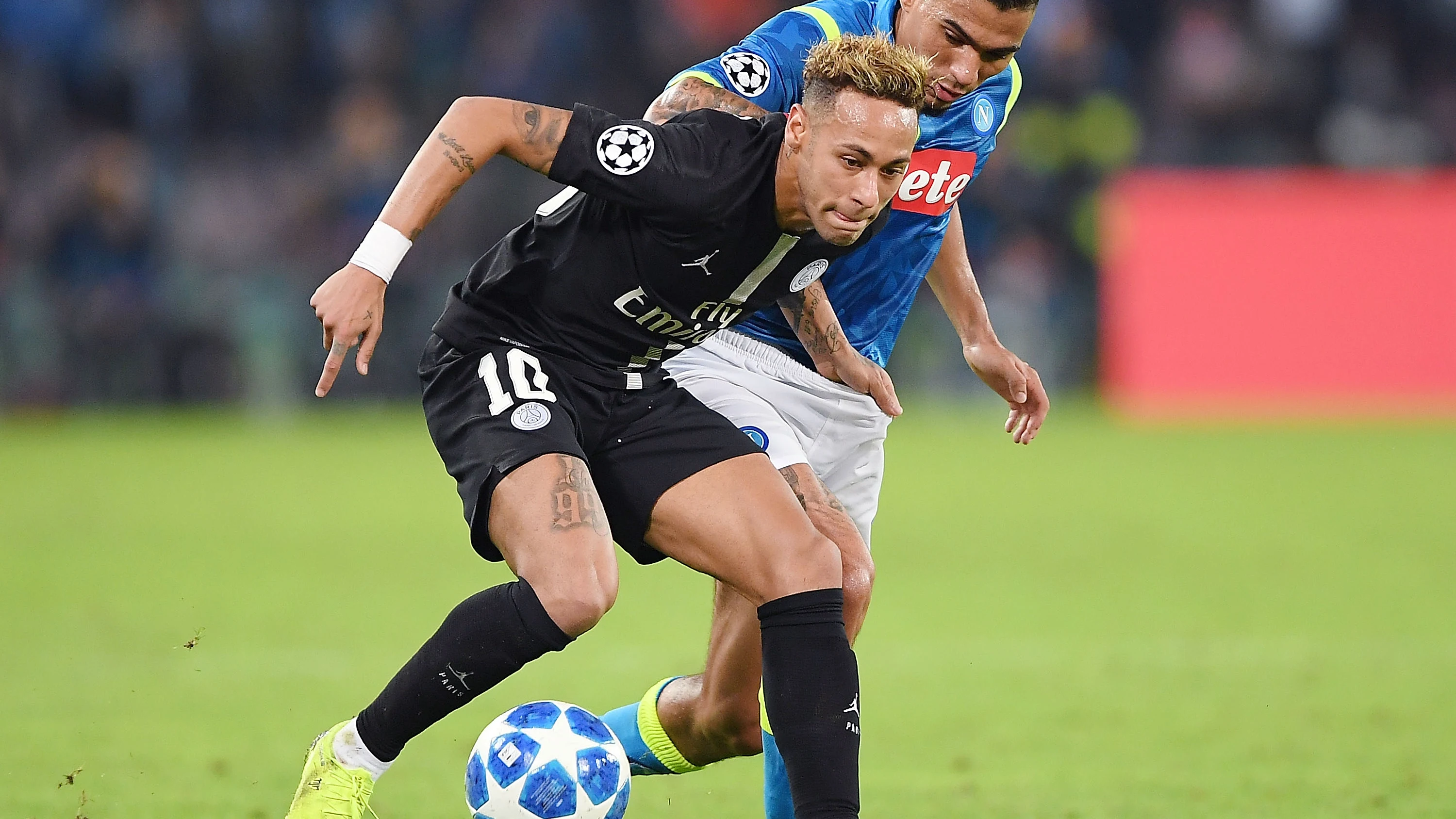 Neymar conduce el balón en el partido contra el Nápoles