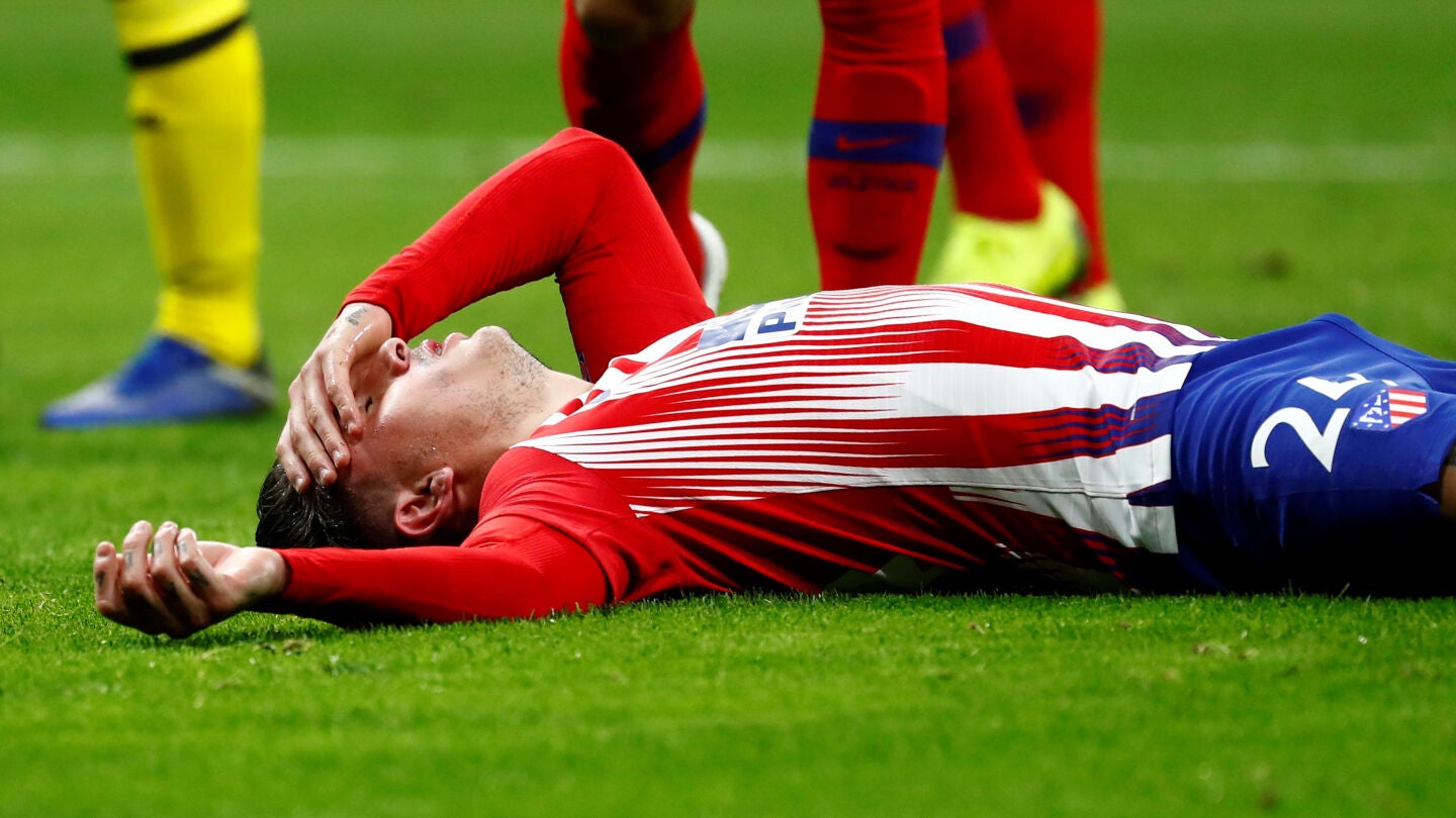 Gim&eacute;nez se duele en el suelo durante el partido contra el Dortmund