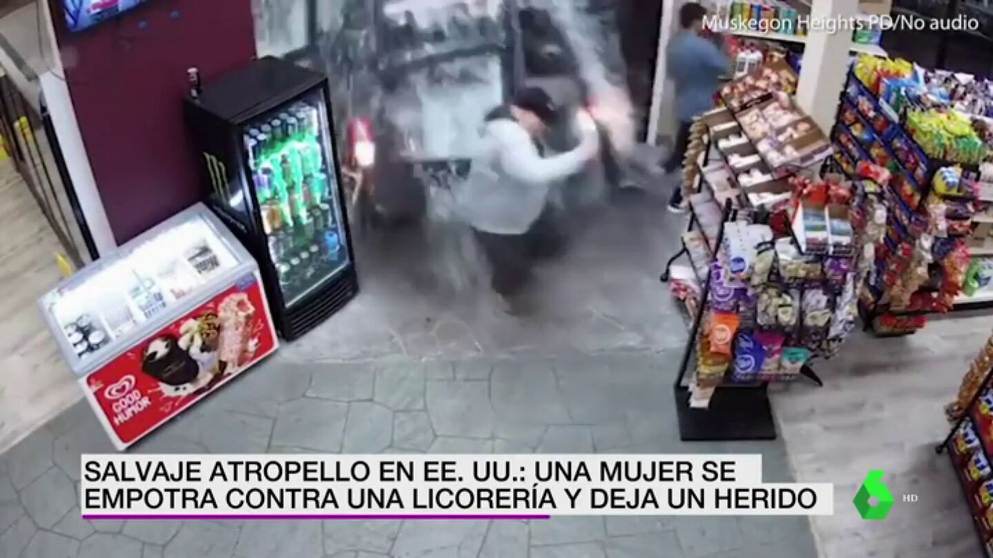 Impactantes im&aacute;genes: una mujer lanza por los aires a un hombre tras estrellarse a toda velocidad contra la pared de una licorer&iacute;a