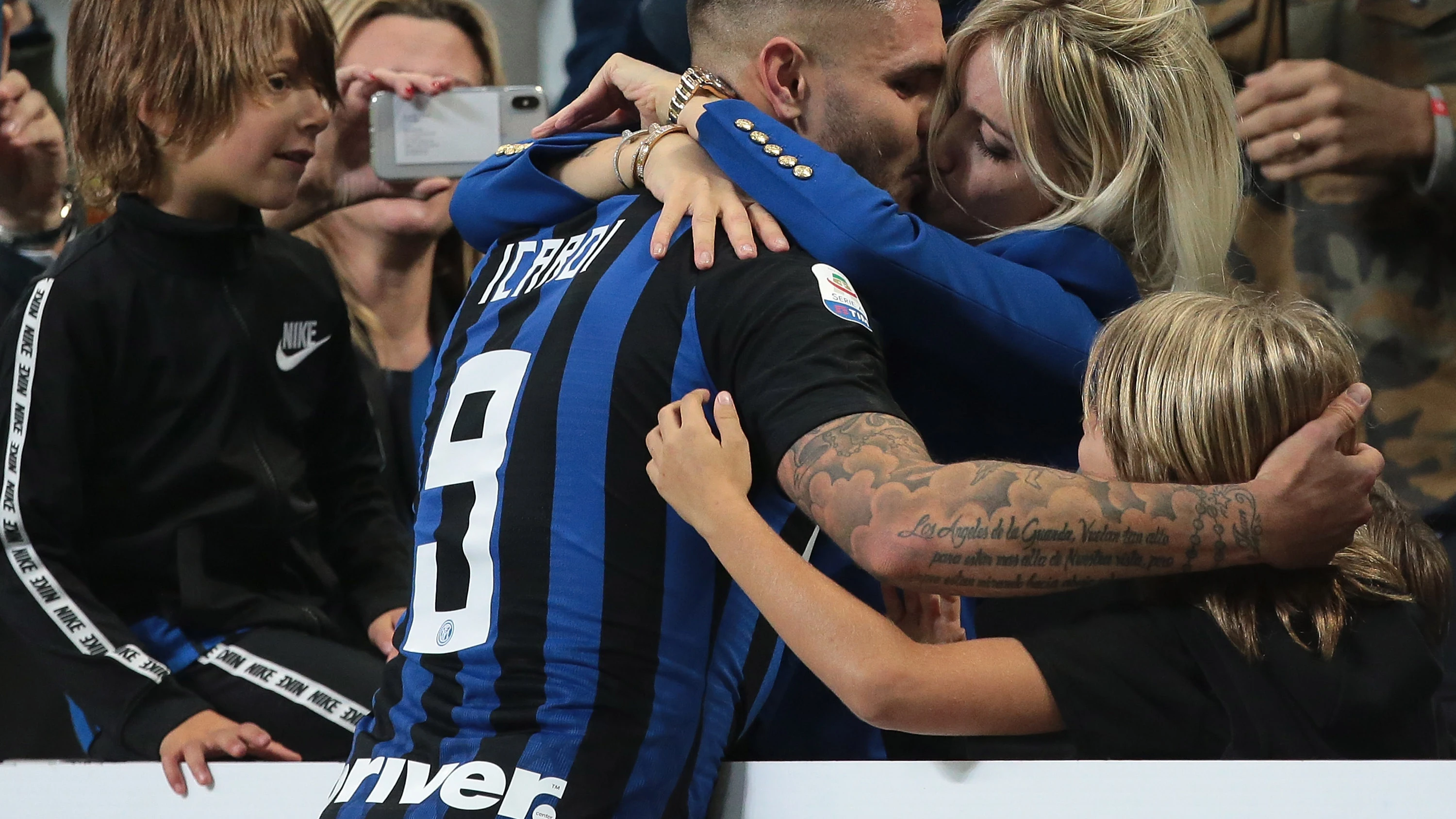 Icardi y Wanda Nara, durante un partido del Inter