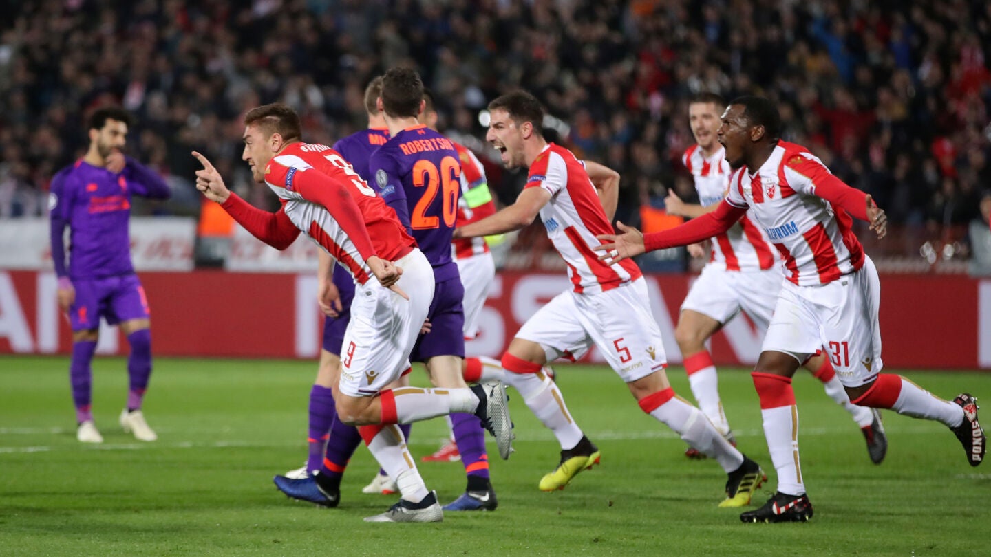 Los jugadores del Estrella Roja celebran uno de los goles contra el Liverpool