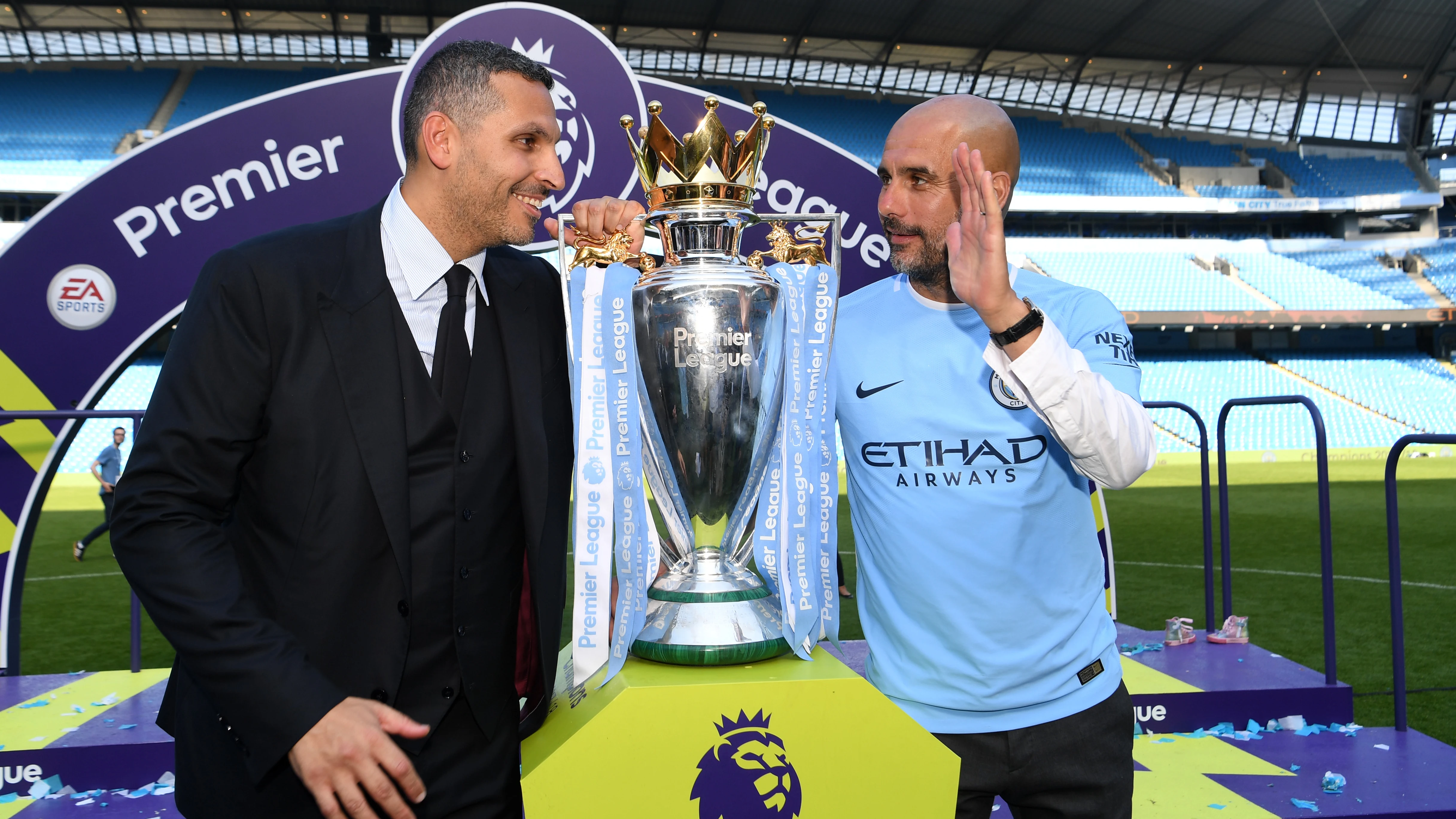 Khaldoon al-Mubarak, presidente del Manchester City, junto a Pep Guardiola