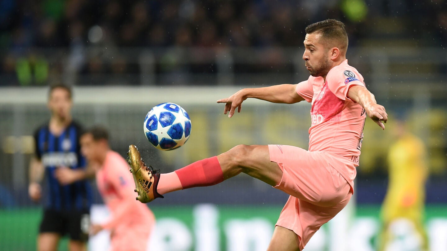 Jordi Alba controla el bal&oacute;n en el partido contra el Inter