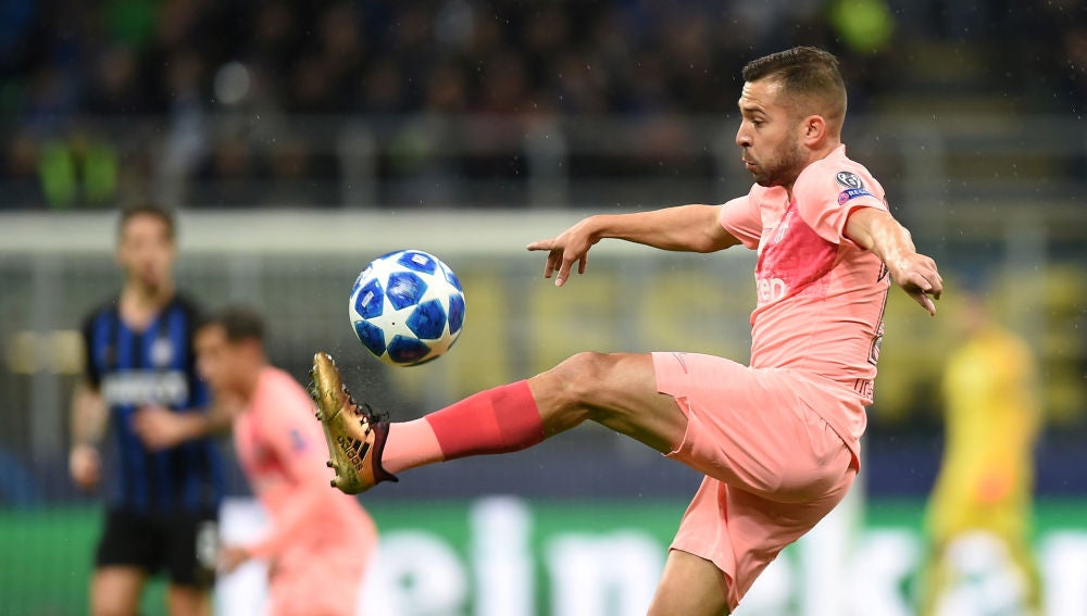 Jordi Alba controla el balón en el partido contra el Inter