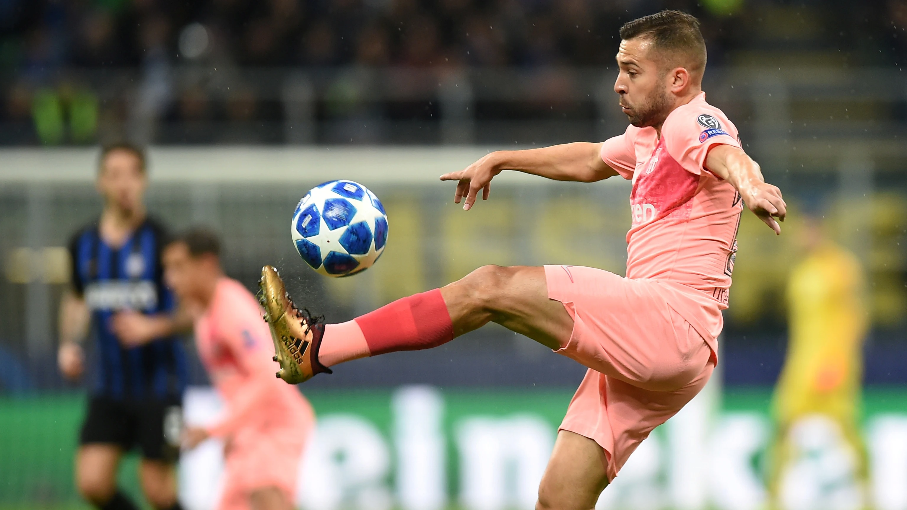 Jordi Alba controla el balón en el partido contra el Inter