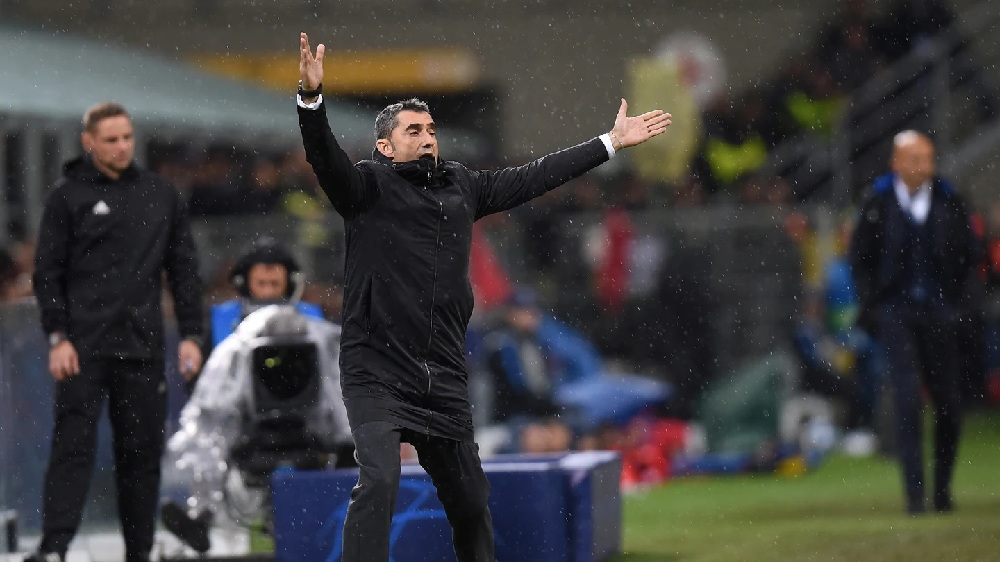 Ernesto Valverde protesta en el partido contra el Inter Ernesto Valverde protesta en el partido contra el Inter