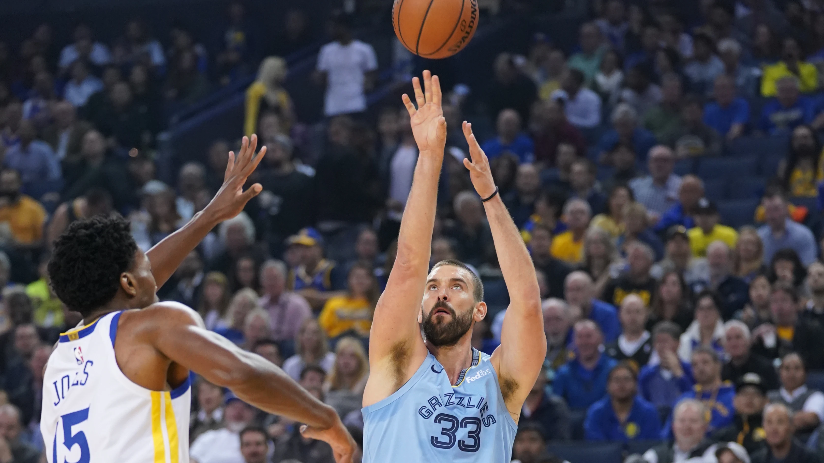 Marc Gasol lanza a canasta ante los Warriors