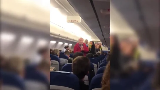 Expulsan a una pareja de ancianos españoles de un avión tras una discusión que fue a más por no entender el idioma Expulsan a una pareja de ancianos españoles de un avión tras una discusión que fue a más por no entender el idioma