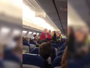 Expulsan a una pareja de ancianos españoles de un avión tras una discusión que fue a más por no entender el idioma Expulsan a una pareja de ancianos españoles de un avión tras una discusión que fue a más por no entender el idioma
