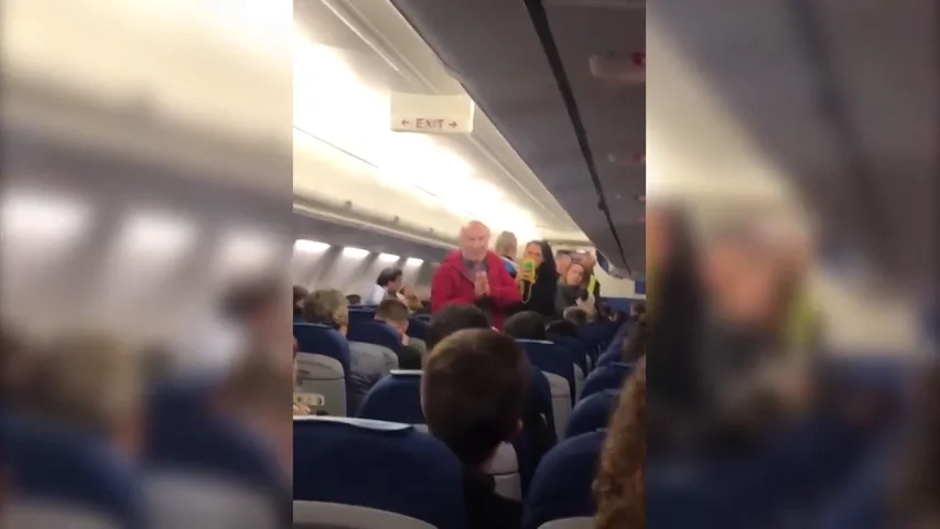 Expulsan a una pareja de ancianos españoles de un avión tras una discusión que fue a más por no entender el idioma