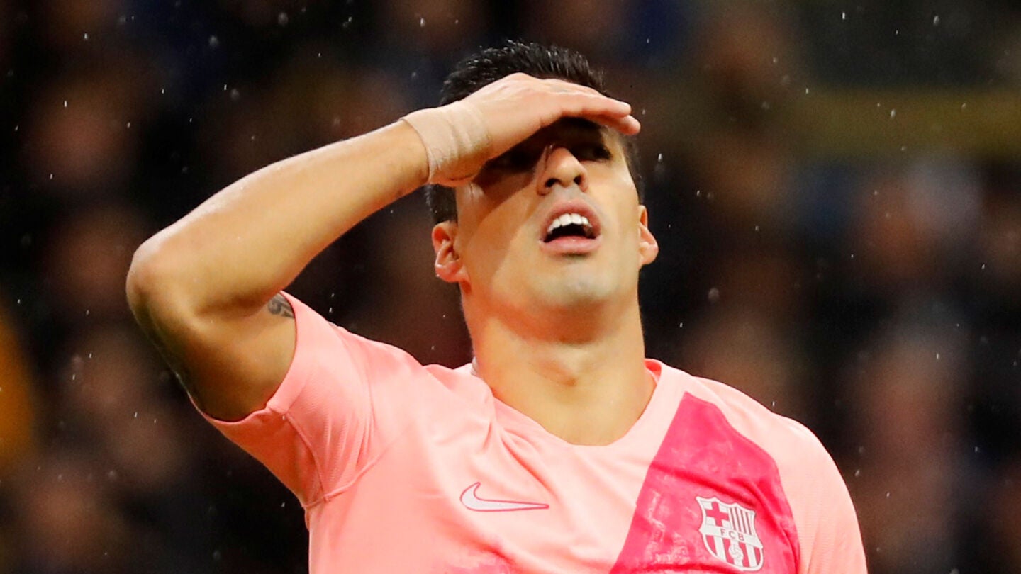 Luis Su&aacute;rez se desespera en el partido contra el Inter