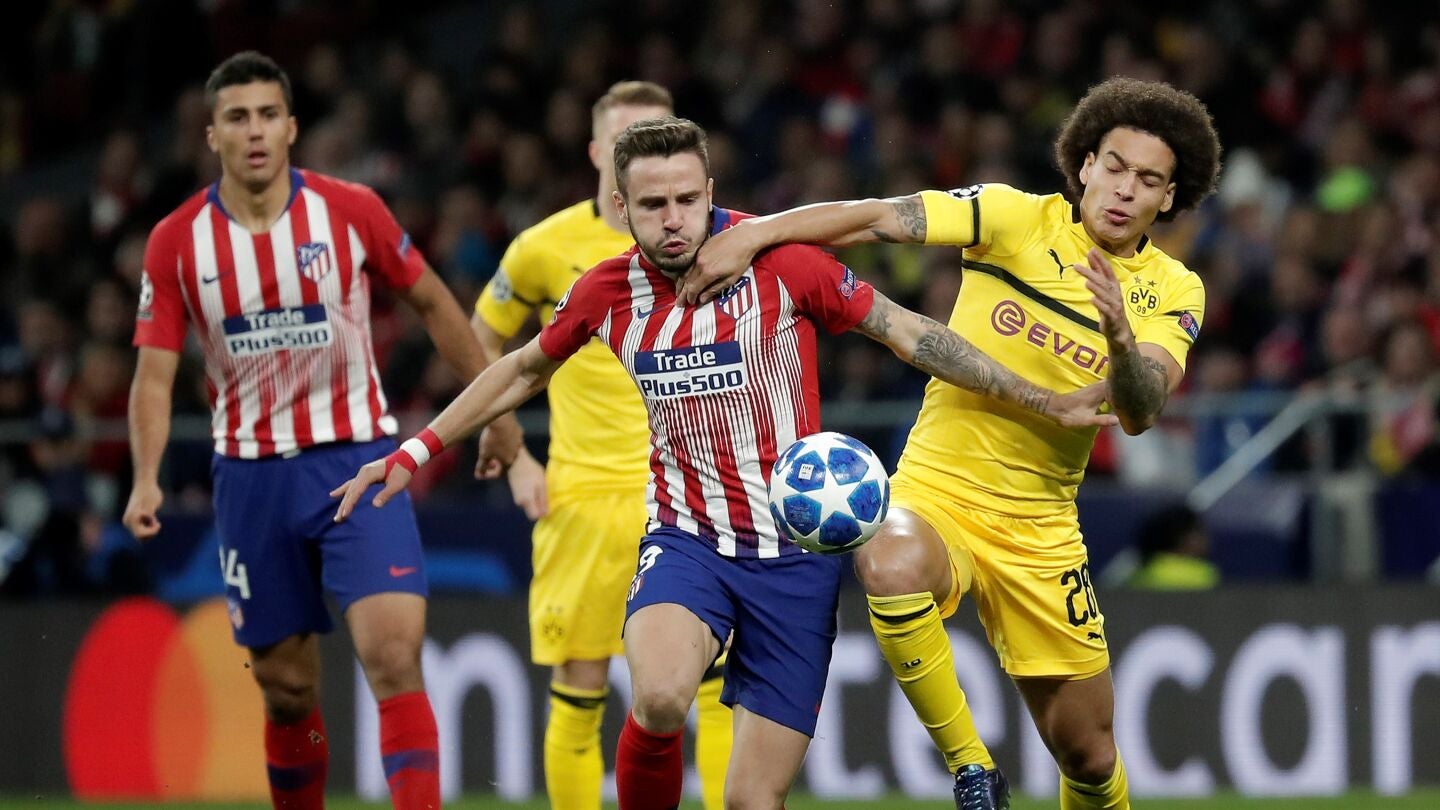 Sa&uacute;l y Witsel pugnan por la posesi&oacute;n del bal&oacute;n