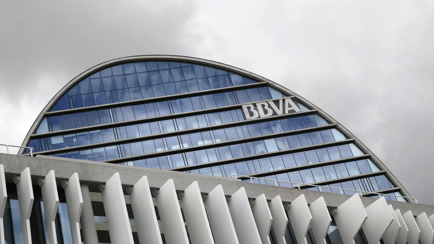 Fachada de la sede corporativa del BBVA, en el distrito de Las Tablas en Madrid Fachada de la sede corporativa del BBVA, en el distrito de Las Tablas en Madrid