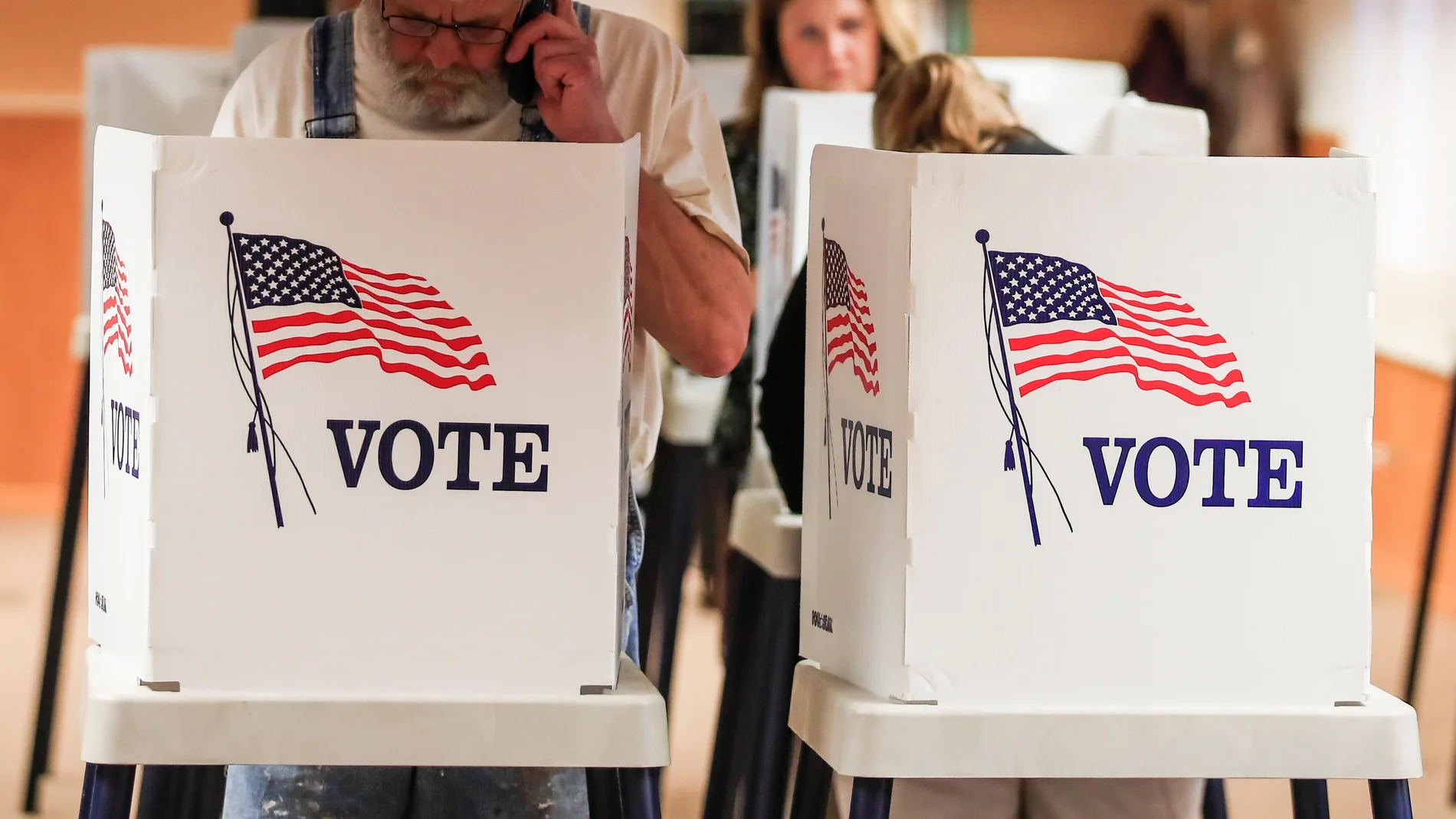 Ciudadanos ejercen su derecho a voto en Lake Villa, Illinois 