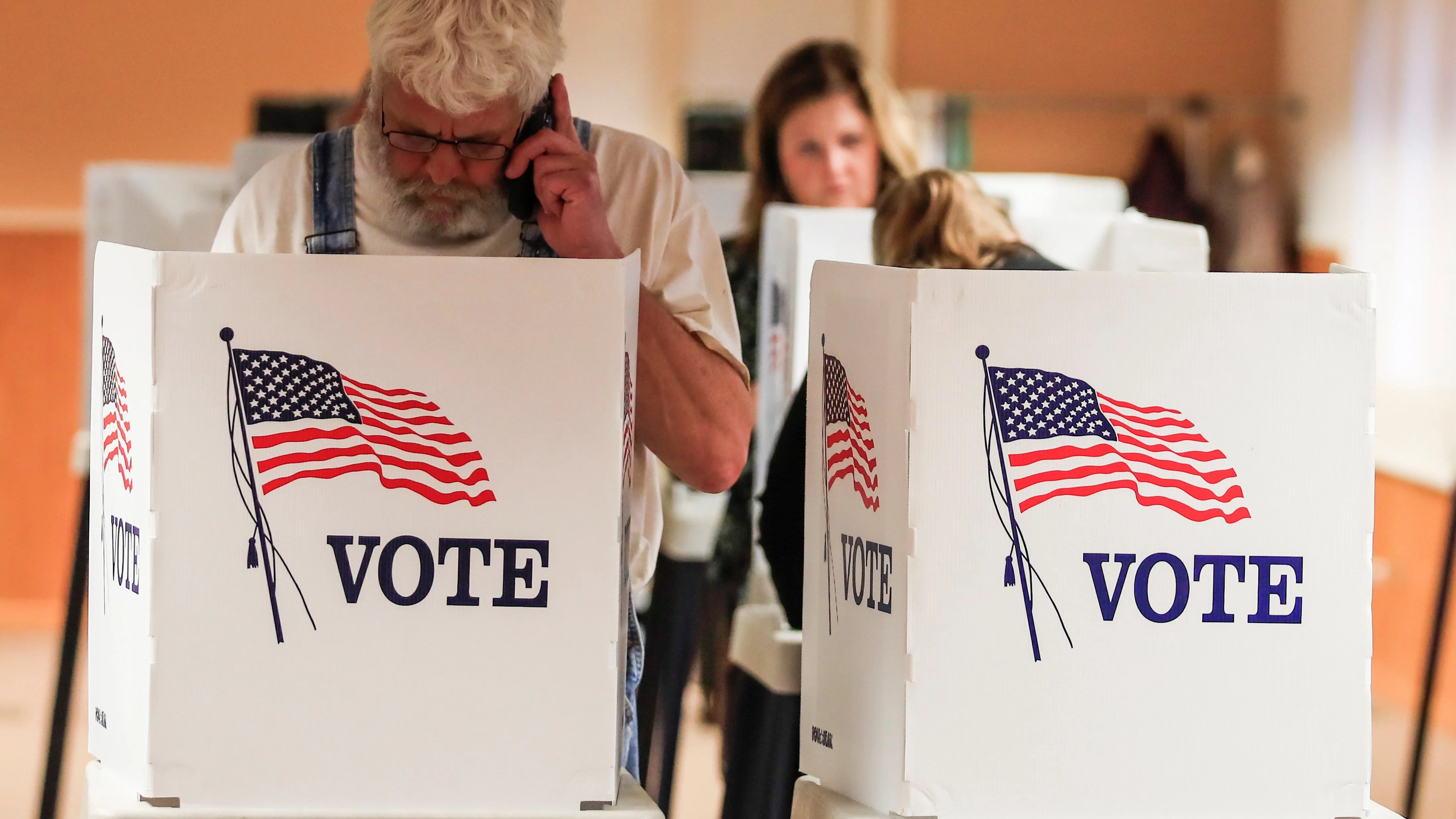 Ciudadanos ejercen su derecho a voto en Lake Villa, Illinois