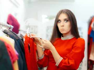 Una mujer se sorprende al ver el código de barras de una etiqueta Una mujer se sorprende al ver el código de barras de una etiqueta