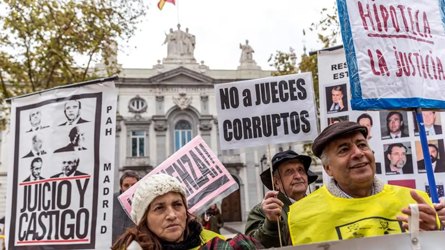 Grupos de personas se concentraron ante la sede del Tribunal Supremo Grupos de personas se concentraron ante la sede del Tribunal Supremo