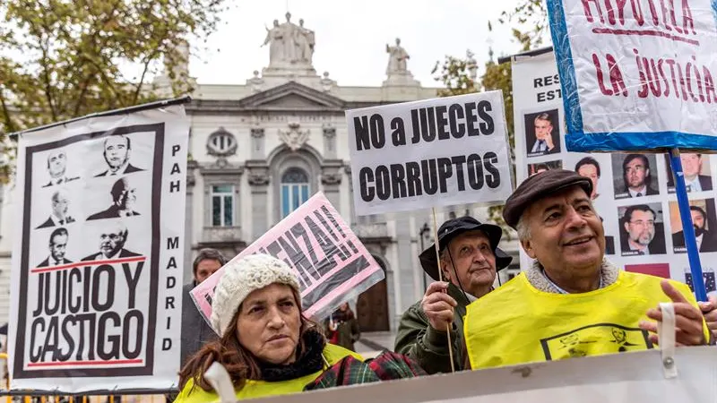 Grupos de personas se concentraron ante la sede del Tribunal Supremo