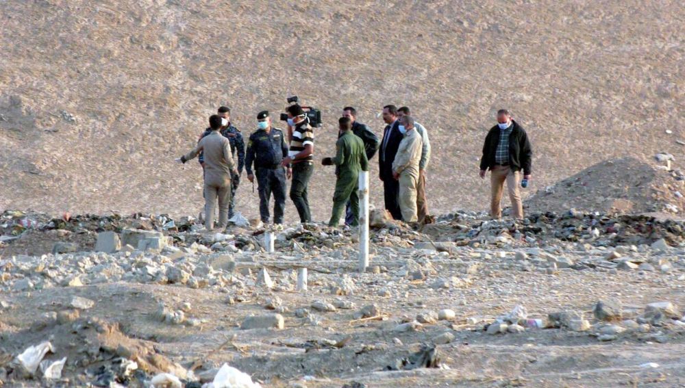 Personal forense iraquí inspecciona una zona en la que fue descubierta una fosa común al sur de Mosul