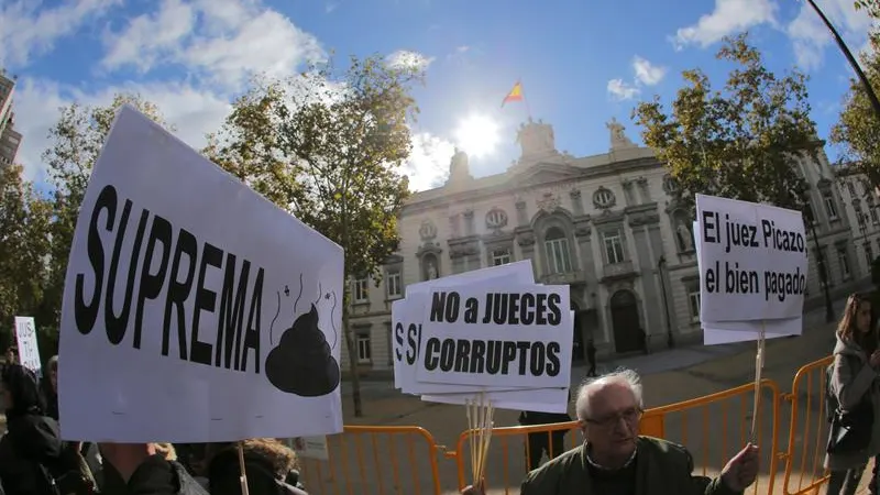 Un grupo de manifestantes protesta contra la decisión del Tribunal Supremo sobre las hipotecas