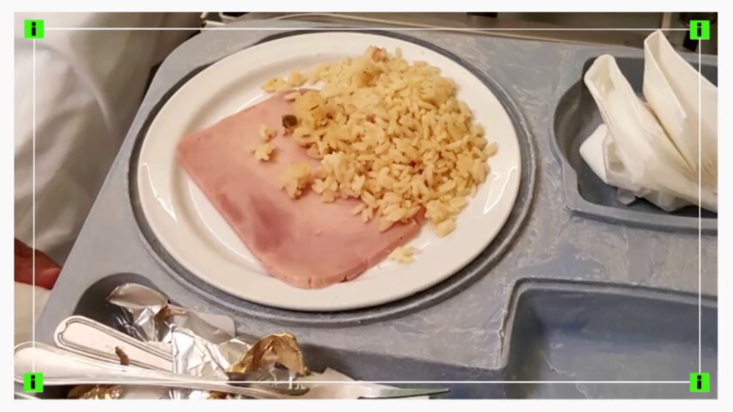El men&uacute; que obliga a los pacientes a ayunar en el hospital de Barbanza: merluza con olor a amoniaco, tortilla que rebota...
