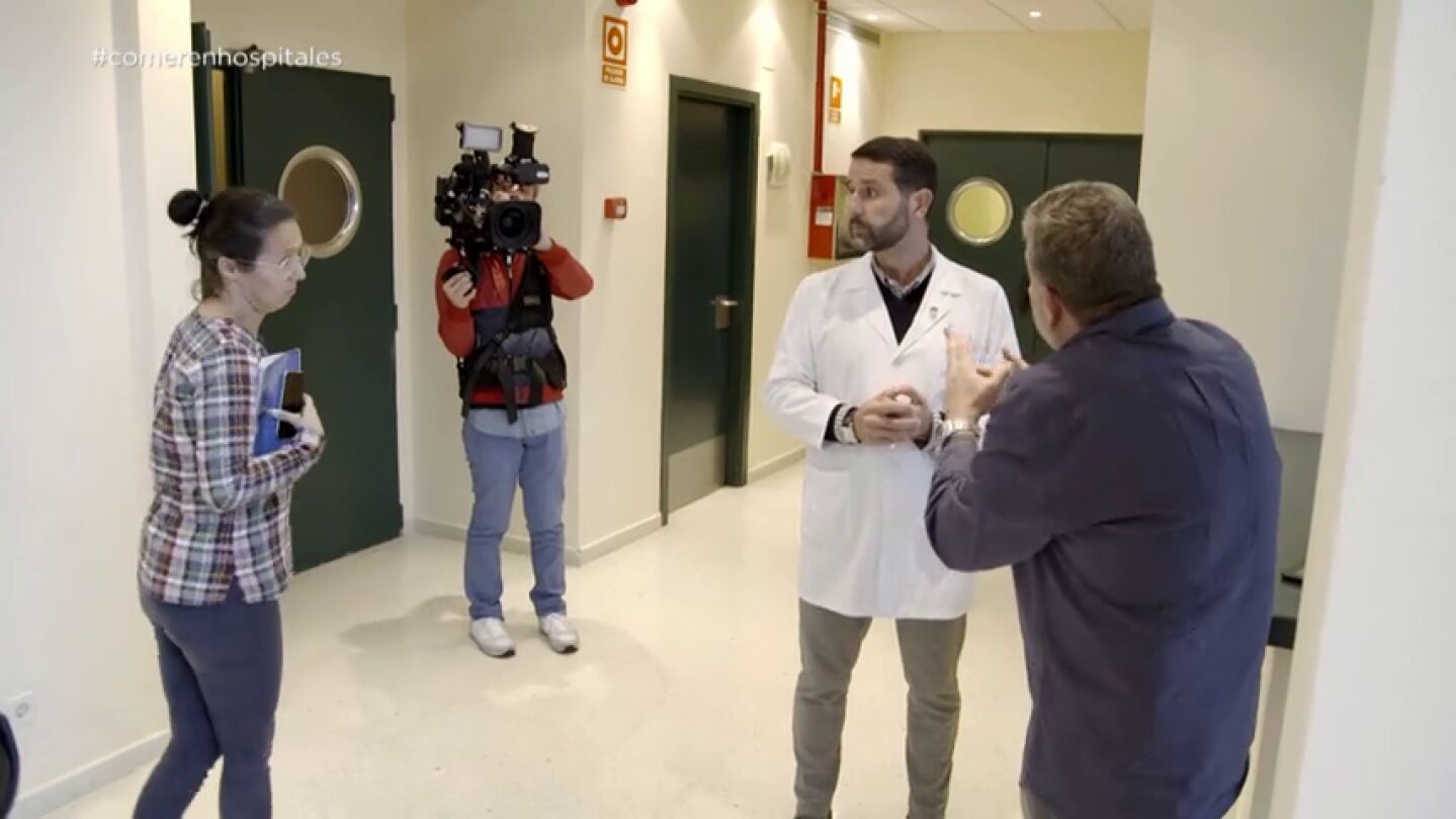 Titubea y recibe pautas de la jefa de prensa: la inc&oacute;moda situaci&oacute;n de un gerente de hospital para justificar la comida que sirven
