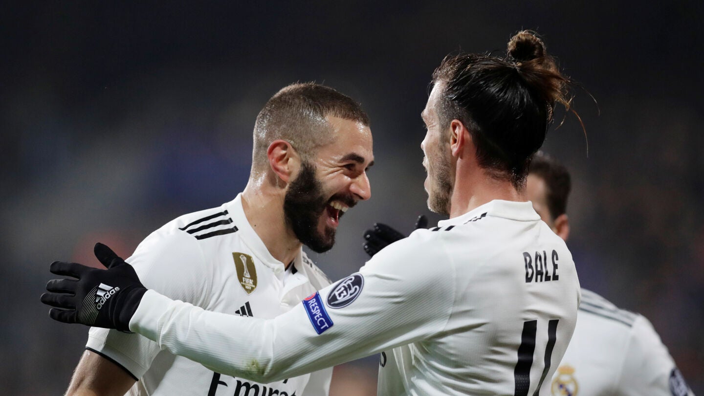 Benzema celebra uno de sus goles contra el Viktoria Plzen con Bale