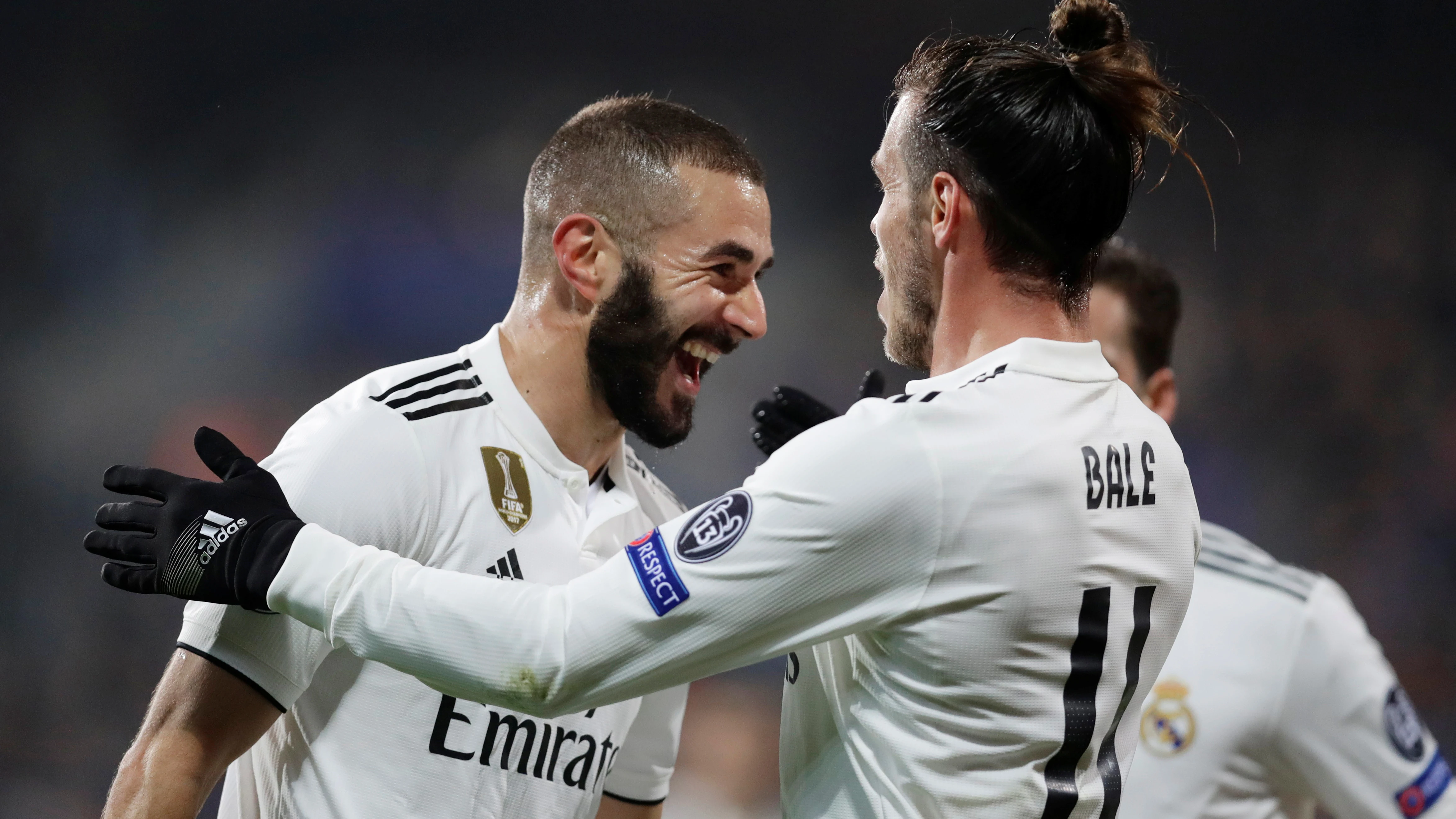 Benzema celebra uno de sus goles contra el Viktoria Plzen con Bale