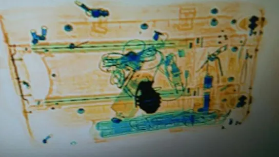 Una hebilla con forma de granada provocó el desalojo por aviso de bomba en Sants Una hebilla con forma de granada provocó el desalojo por aviso de bomba en Sants