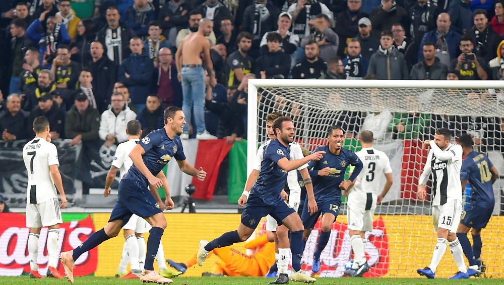 Mata celebra su gol de falta directa contra la Juventus