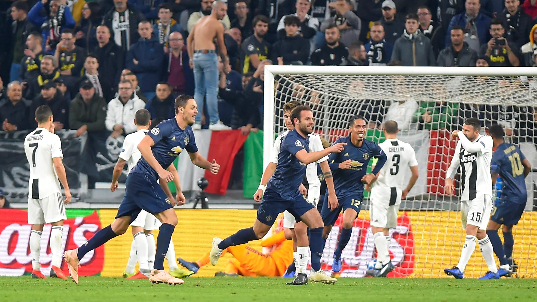 Mata celebra su gol de falta directa contra la Juventus