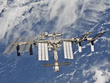 La Estación Espacial Internacional fotografiada por tripulantes de la Expedición 56 desde una nave espacial Soyuz después de desacoplarla. La Estación Espacial Internacional fotografiada por tripulantes de la Expedición 56 desde una nave espacial Soyuz después de desacoplarla.