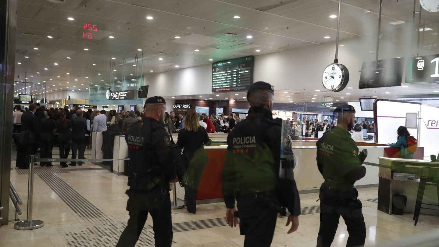 Agentes desalojan la estaci&oacute;n de Sants por un aviso de bomba