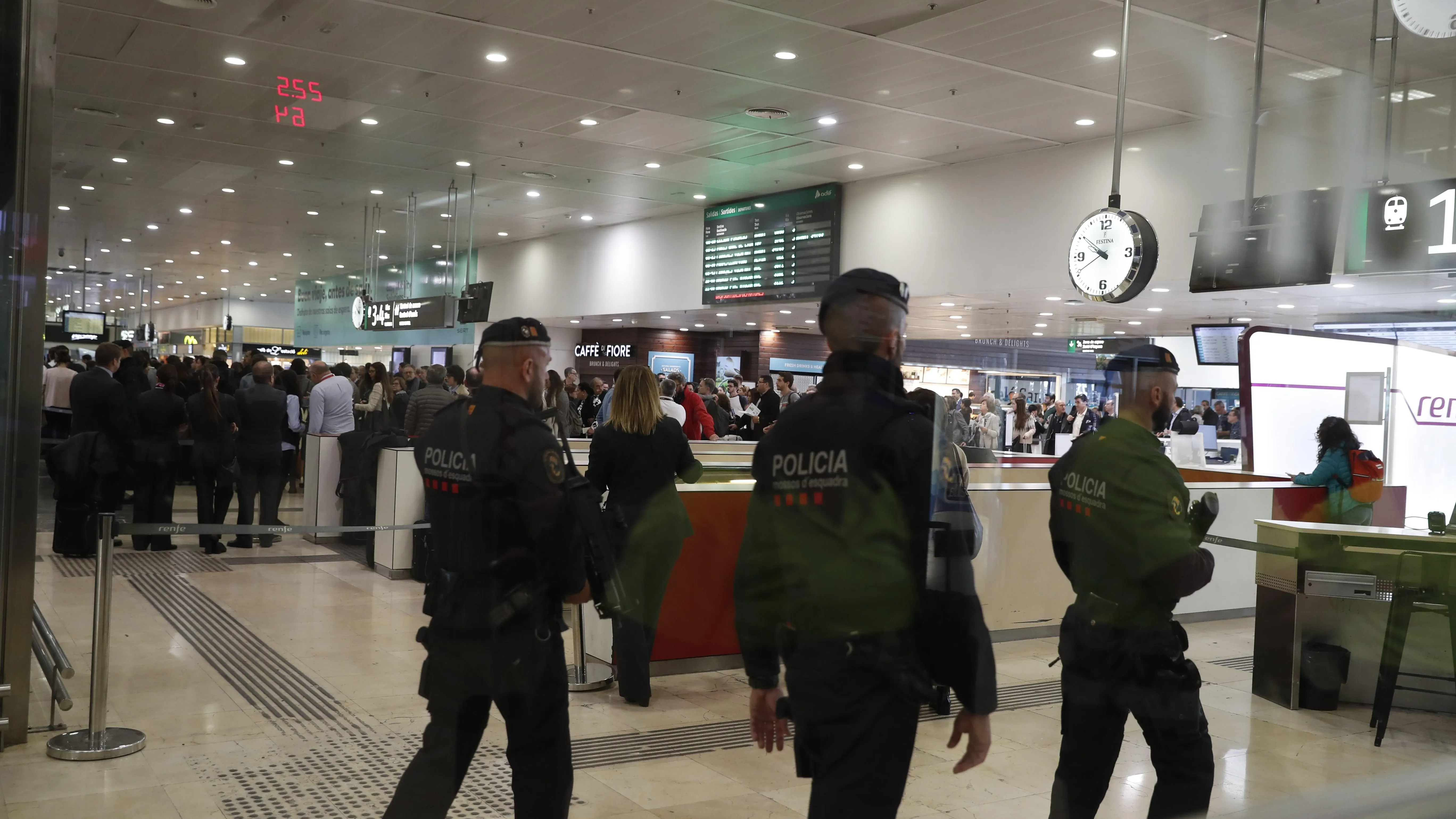 Agentes desalojan la estación de Sants por un aviso de bomba