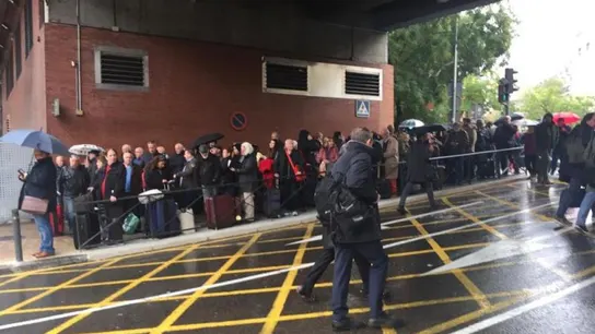 La Policía Nacional ha desalojado la estación de Atocha, en el centro de Madrid La Policía Nacional ha desalojado la estación de Atocha, en el centro de Madrid