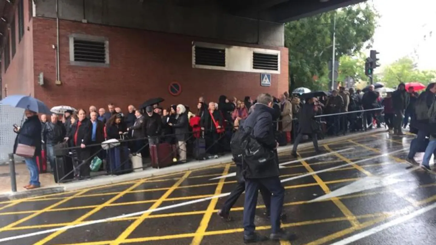 La Policía Nacional ha desalojado la estación de Atocha, en el centro de Madrid La Policía Nacional ha desalojado la estación de Atocha, en el centro de Madrid