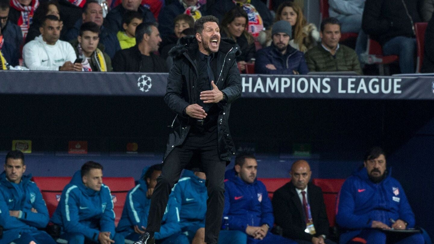 Simeone da instrucciones a sus jugadores en el Metropolitano