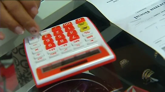 Imagen de archivo de una calculadora El Gobierno propone a los autónomos otra subida en sus cotizaciones