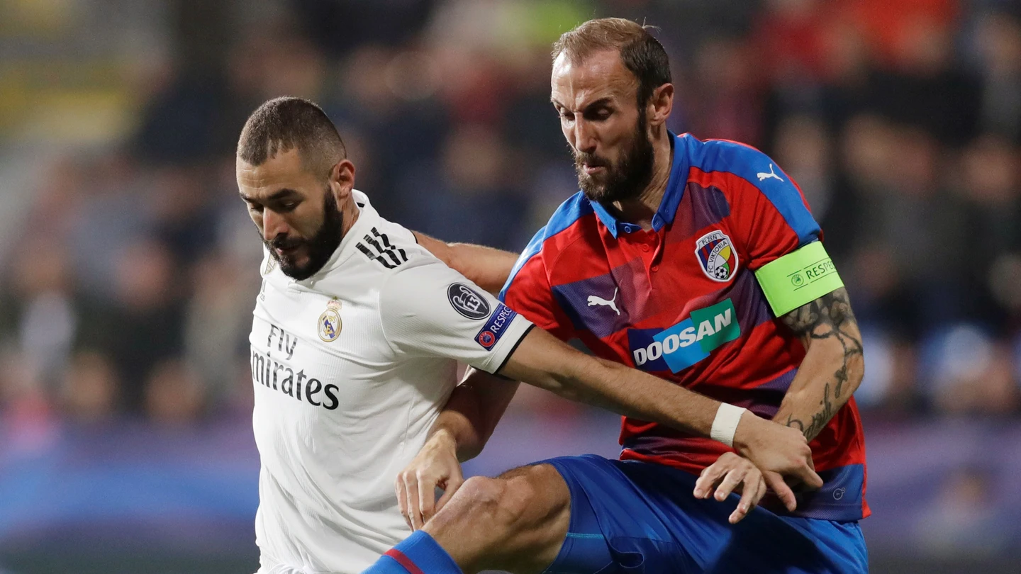 Benzema pelea por el balón en el partido contra el Viktoria Plzen Benzema pelea por el balón en el partido contra el Viktoria Plzen