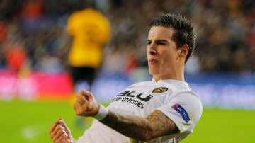 Santi Mina celebra uno de sus goles contra el Young Boys