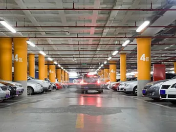 Parking de un centro comercial Parking de un centro comercial