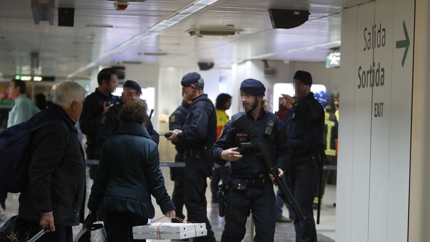 Los Mossos d'Esquadra han desalojado dos trenes del AVE 