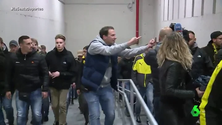 Orinando en la Puerta del Sol, lanzamiento de botellas y monedas... los ultras del Borussia Dortmund provocan el caos en Madrid