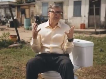 Bill Gates junto a uno de los inodoros Bill Gates junto a uno de los inodoros