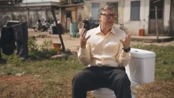 Bill Gates junto a uno de los inodoros